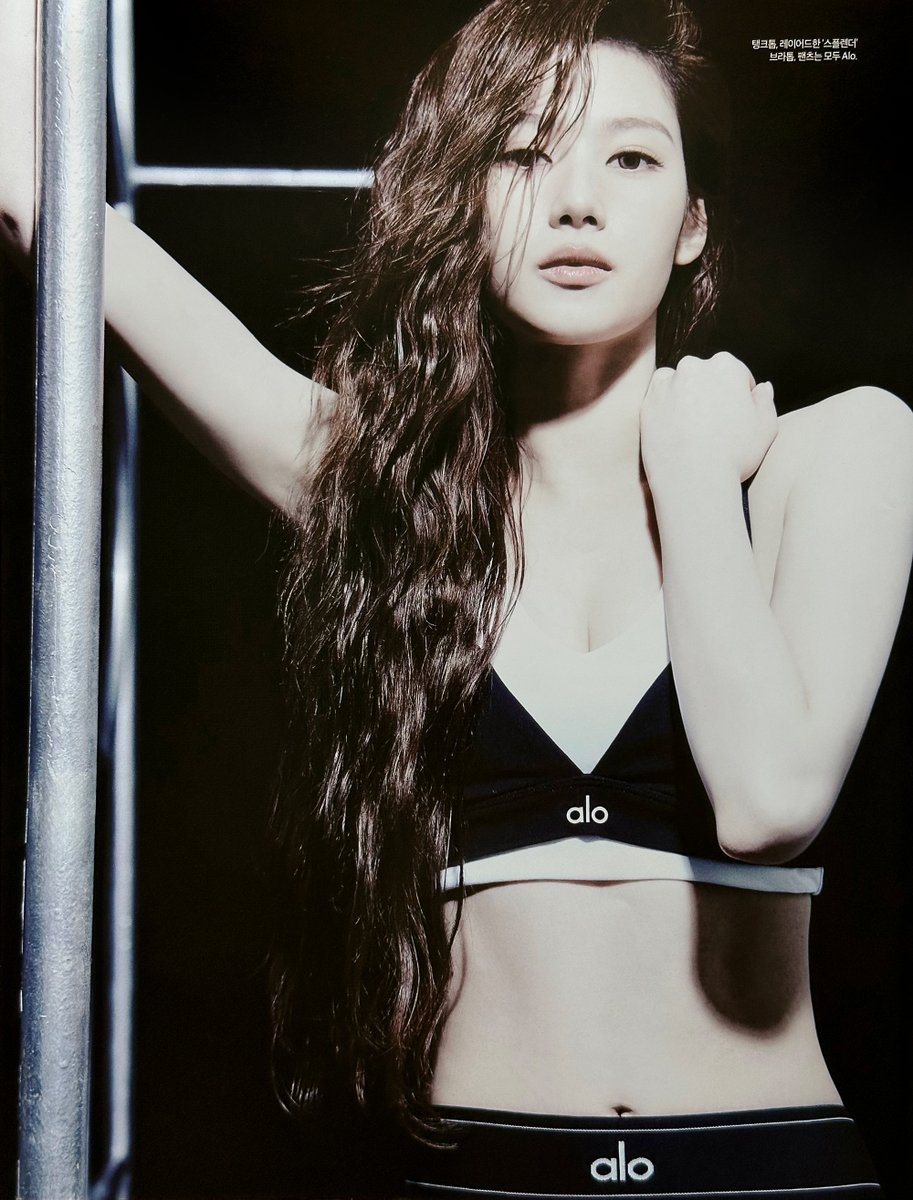 Dear_SANA_'s tweet photo. 하퍼스 바자(Harper’s BAZAAR Korea) #사나 (4)

사나의 눈빛에는 언제나 망설임이 없다. 데뷔 12년차,
자신만의 균형 위에 단단히 선 그녀를 만났다.

#사나 #SANA #サナ #TWICE https://t.co/2dypc5dBQf