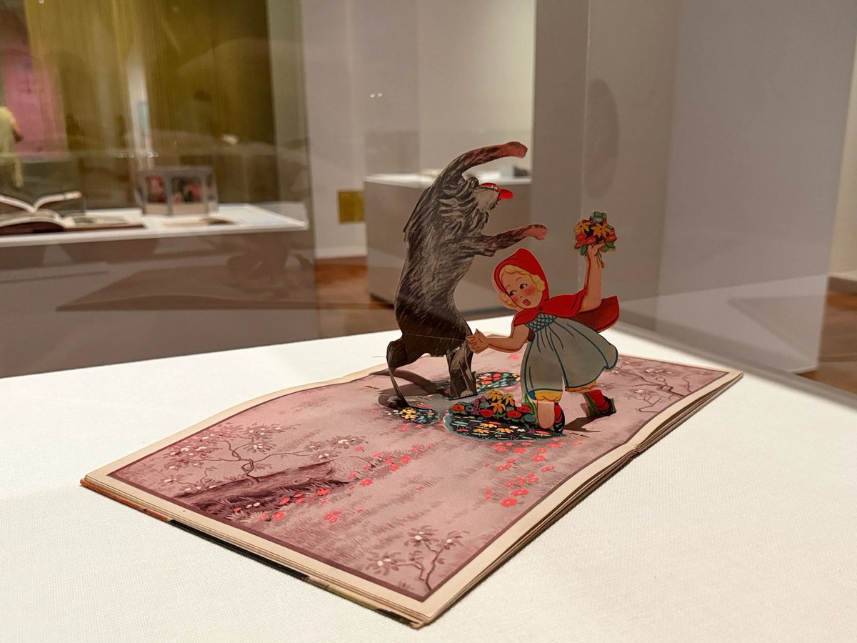 TokyoArtBeat_JP's tweet photo. 「おとぎの国のモードをさがして」（千葉市美術館）開幕レポート。物語の想像力が生む多彩なイメージの変遷
https://t.co/jY16CsFSVX

赤ずきんのフードやシンデレラのドレスなど、装いからおとぎ話を“見る”展覧会。会期は8月30日まで https://t.co/aWpIhje7ip