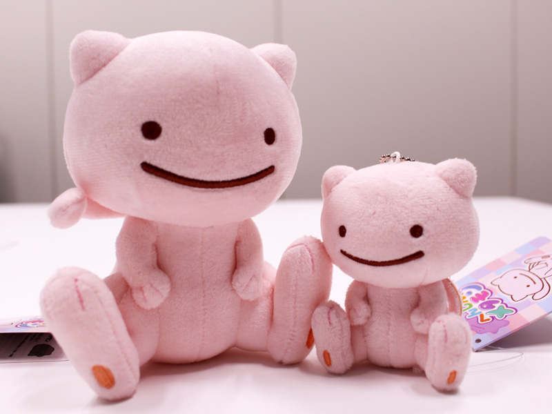 PokeGetInfoMain's tweet photo. ポケセンオンラインにて過去に発売された「ぬいぐるみ へんしん！メタモン」の商品ページが再入荷として公開されています

現時点では「品切れ」扱いですが、もしかしたら新商品の発売に合わせて販売を開始するかもしれません

欲しい商品がある人は明日7月9日(木)10時の販売開始時に気にかけてみてください

✅再入荷商品(ぬいぐるみ/マスコット)
・ミュウ
・カイリュー
・ラプラス
・コイル
・ドガース
・ピカチュウ
※「ぬいぐるみ ピカチュウ」は7月3日(金)時点で販売していたので本当に品切れかも？

✅商品ページはこちら
https://t.co/E69uld943E