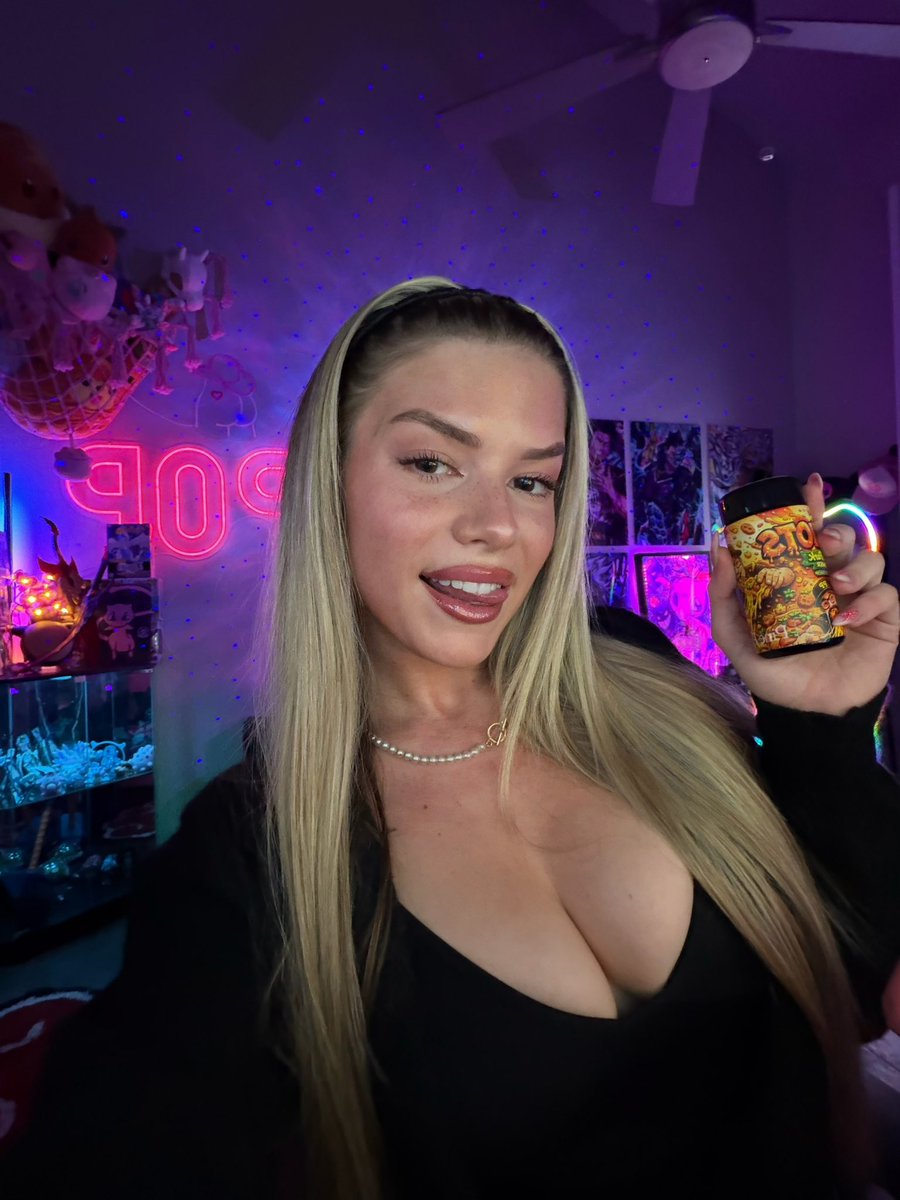 popsm0kes's tweet photo. Live on twitch💕 rolling joints and ranked @PinePark https://t.co/xDl4ac3XnS