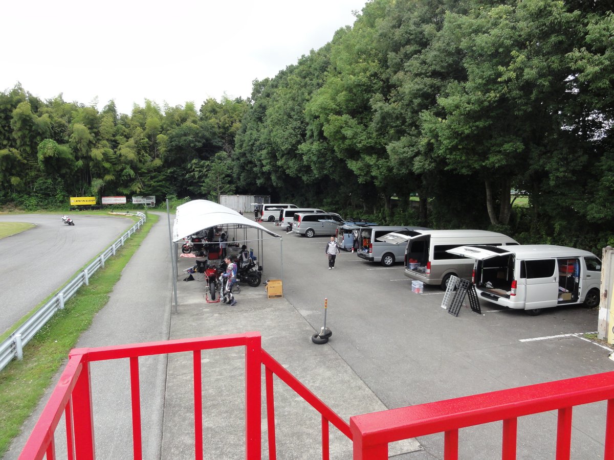 igashira_mp's tweet photo. 今日のレーシングコースは、全日本ライダーの長尾健吾インストラクターによるスクール（KCS練習会）が行なわれています。（一般走行者と交代走行です。）
練習会は、毎月2～3回定期的に行われています。 https://t.co/aUdafvxeaK