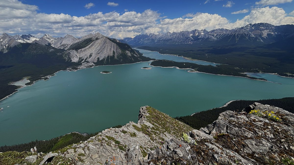ChristianLArch's tweet photo. I forgot how stunning the views were from Sarrail Ridge. I went up the true summit this time, rarely visited, all alone up there! #insta360 #alberta  #kananaskislakes #rawsonlake https://t.co/nllZWdNqOc