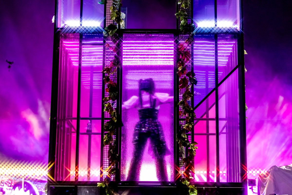 oricon's tweet photo. 【ライブレポート】
Adoが見せた“ありのままの自分” 
⠀
涙とともに新たな一歩を踏み出した
日産スタジアム公演をレポート
⠀
✍🏻セットリスト＆ライブ写真15枚
https://t.co/k1eC0wutB1
⠀
#Ado @ado1024imokenp https://t.co/EKZXASNWNE