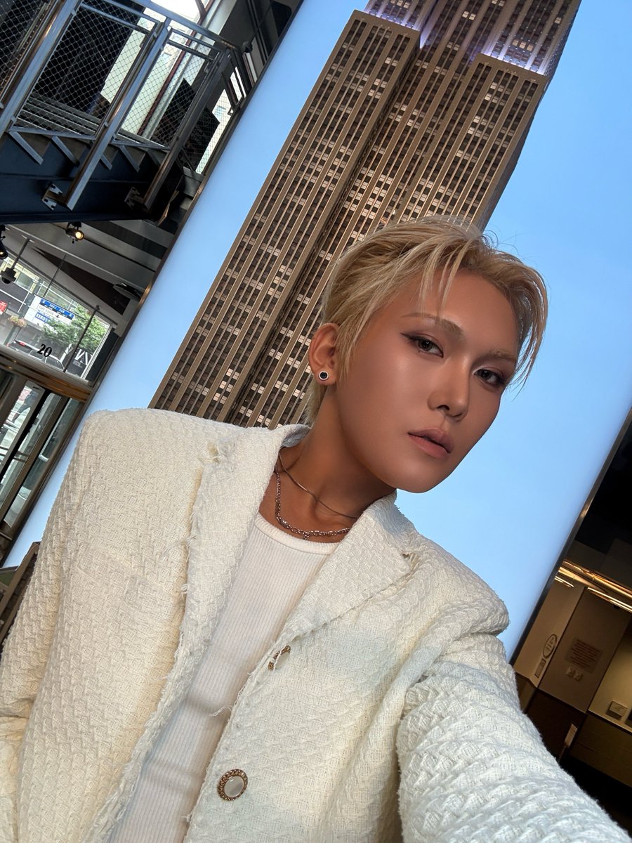 xlovarchive's tweet photo. 🐒 hyun on 🫧 (080726) 11h27 kst

hey!
hey hey hey hey hey hey~!~!~!~!
that's right here's hyunnie.
am i a little late? (said cutely)
???: uhm-huhm.
we finished our remaining new york schedule and safely moved over to la right away .!.!.!.!.
*photo dump*
why can i only post up to 10 photos at a time.
...........
*continuing the photo dump*

— that gorilla is really your style (?)
🐒 yeah, it was totally my style,

— did you already arrive in la?
🐒 right,,, it's already la… why does time go so fast .,.,.,.,.,.,.,.,

— the last photo really looks like seoul ㅋㅋㅋㅋㅋ
🐒 ㅋㅋㅋㅋㅋㅋㅋㅋㅋㅋㅋㅋㅋㅋㅋㅋㅋㅋㅋㅋㅋㅋㅋㅋㅋㅋㅋㅋㅋㅋㅋㅋㅋㅋㅋㅋㅋㅋㅋㅋㅋㅋㅋㅋㅋㅋㅋㅋㅋㅋㅋㅋㅋㅋㅋㅋㅋㅋㅋㅋㅋㅋㅋㅋㅋㅋㅋㅋㅋㅋㅋㅋㅋㅋㅋㅋㅋㅋㅋㅋㅋㅋ
but it's not though. it's new york.

(in english) — if hyun replies i'll run 100km
🐒 Run.

— what did you do on the plane?
🐒 i just made a brief stay in dreamland and came back

— how far did you get in 1 litre of tears?
🐒 i'm currently at episode 6

— oppa, please tell me how to convince my parents to let me drop out..
🐒 if you have responsibility and conviction in the path you're taking, sometimes just do it first and think about the aftermath later.

— please cover more 2nd generation songs~~
🐒 "a good person, you were my first love, the one who taught me love~" 🎵 (singing time to love by t-ara)