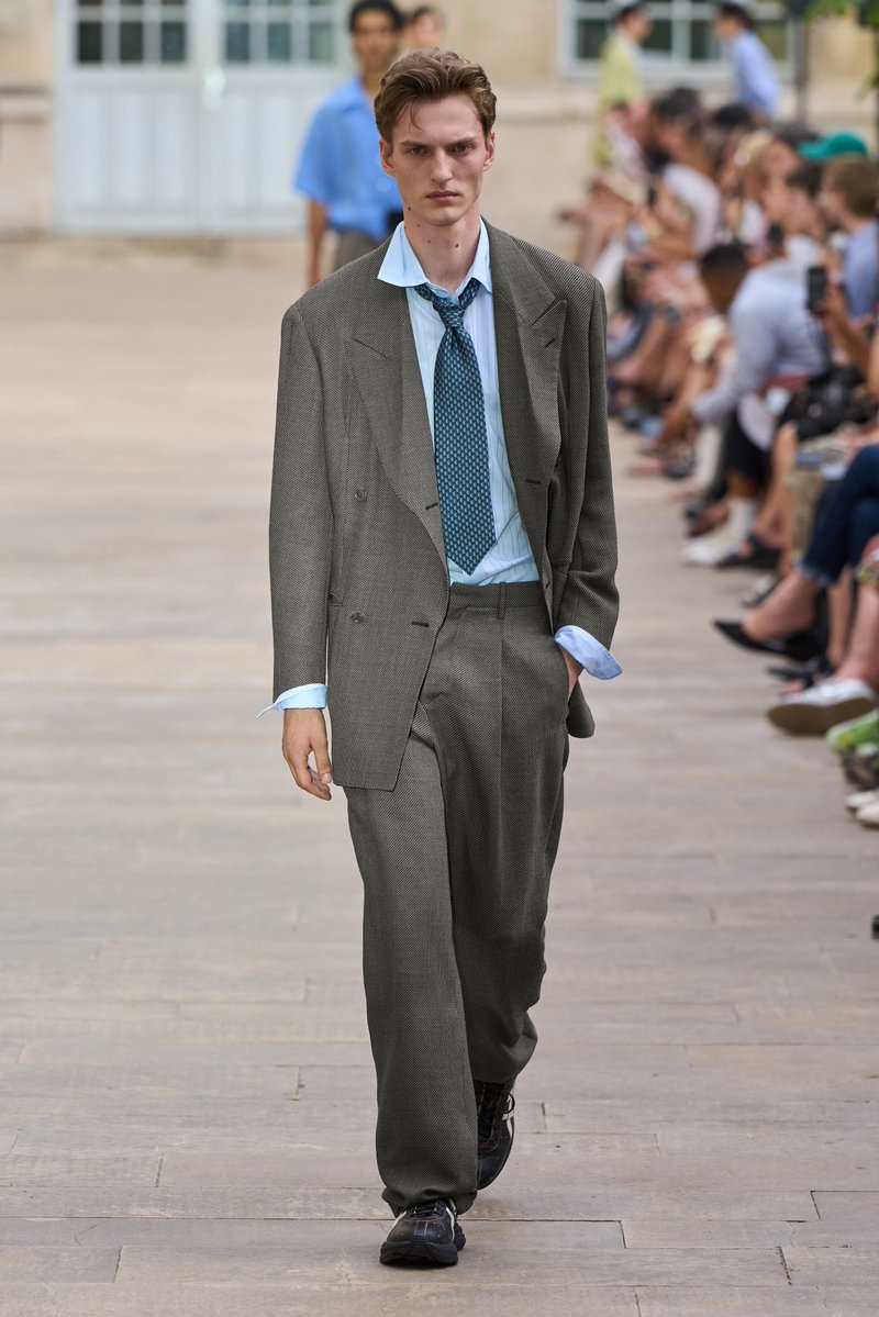 jakewoolf's tweet photo. Still thinking about Soshi Otsuki’s extremely Armani-coded tailoring for his Spring Summer 2027 collection 

This is the good stuff https://t.co/rw9SE37ji9