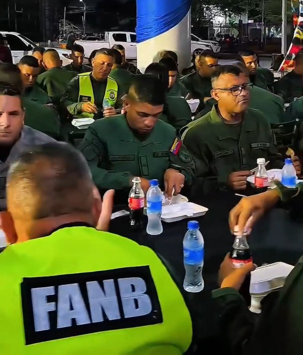 dataconfirmada's tweet photo. Por si sale algún PAJUO a decir que es mentira, todas las comidas preparadas estaban marcadas con nombre, apellido y cédula de los voluntarios, rescatistas y víctimas del terremoto.

Y estos LAMBUCIOS se robaron la comida preparada con esfuerzo, sacrificio y amor. https://t.co/dNsdr67snn