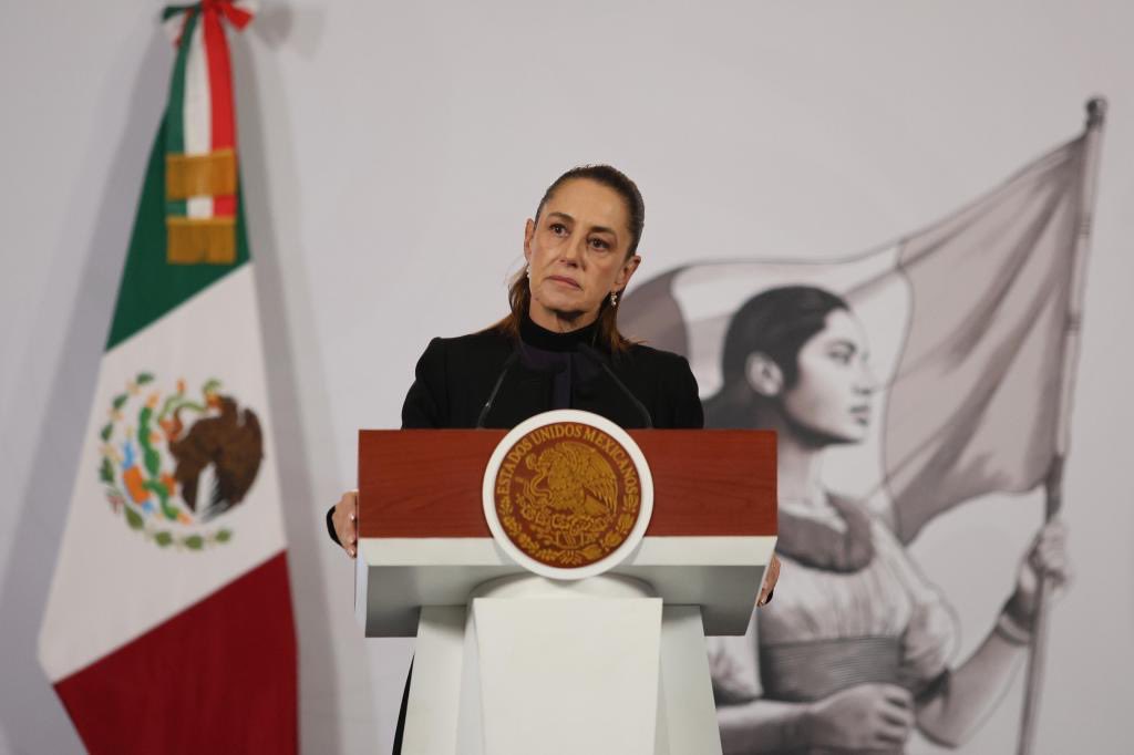 DosRunas's tweet photo. 🚨 ¡EL T-MEC NO SE NEGOCIA CON AMENAZAS!
Trump y su equipo quieren usar la revisión de julio 2026 para meter mano en nuestra soberanía energética, laboral y comercial. Sheinbaum ya lo dejó claro: México ha puesto todo de su parte y los resultados están a la vista (baja histórica de fentanilo).
No vamos a aceptar imposiciones que violen nuestra Constitución ni nuestra dignidad nacional.
El T-MEC se extiende hasta 2036 porque México lo decide, no porque Washington lo ordene.
¡Soberanía o nada!
#SoberaniaMexicana #Sheinbaum #MexicoNoSeArrodilla