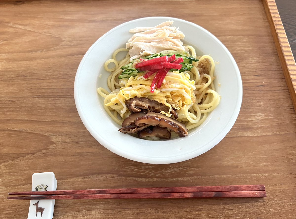 TammysCafe's tweet photo. 本日！
FMみはらへ向かっています😃

ちょっとネタバレですが
この冷やし中華を、
無事にスタジオまで運べるのか！

という感じでして。

冷やし中華運搬してる女の顔です😎
本日15:00〜生放送！ https://t.co/NDvC7Hni5C