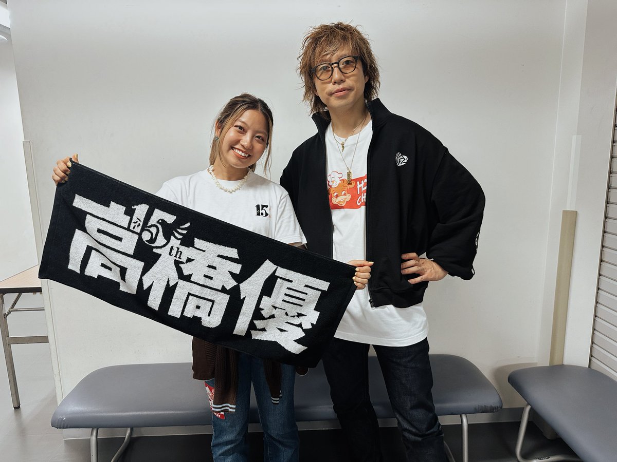 Rihwa_Park's tweet photo. 高橋優さんの歌声が今までで一番自由で凄まじかった…！
優さんが歌を歌うことを、どんな時も、歌っちゃダメって言われても、その声の力を信じて、選んでくれて良かったって、心から思う…！
札幌の路上から始まった歩み、一つひとつを振り切れるくらいに輝かせる、素晴らしいライブだった！！！！！ https://t.co/o8G2sVriVS