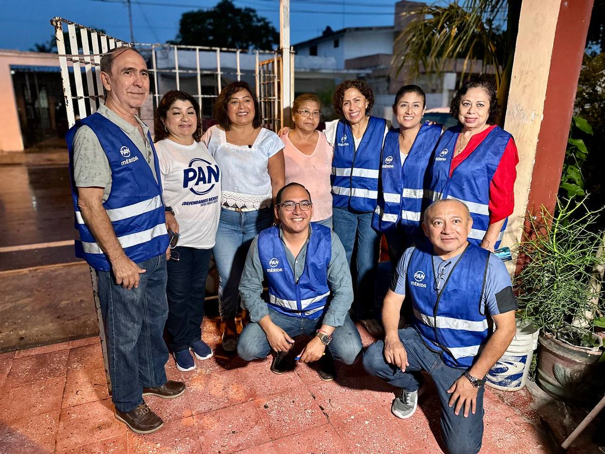 zhazil's tweet photo. Ni la lluvia nos detuvo de salir a saludar, escuchar y platicar con las y los vecinos de la colonia Esperanza. 💙☔️

@PANMerida https://t.co/rVZA8wxY7J