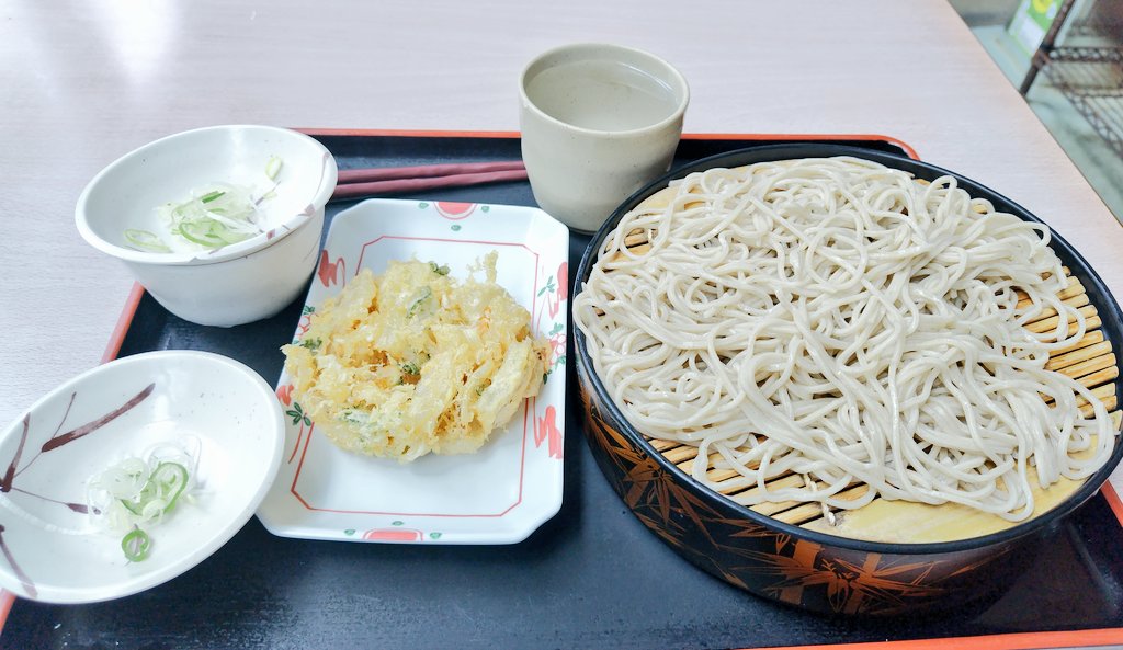 urapontathan's tweet photo. 急に暑くなった。今日のお昼はさっぱりとかき揚げ天せいろ😋

そう言えばクールビズで最近やたらと黒系の半袖姿をよく見かける。
黒色だと日の熱を吸収してより暑くならないのだろうか？と思ってしまうのだが…ひょっとしてその発想自体が時代遅れなのか？🤔 https://t.co/yAKVfS4lqv