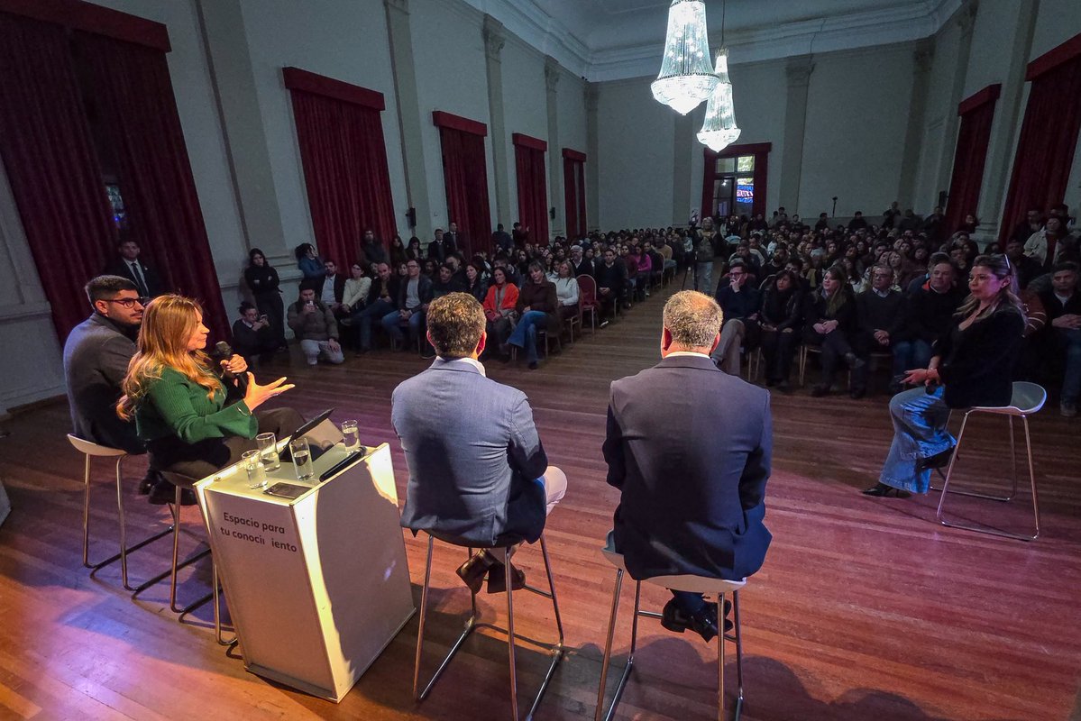 TeresitaMadera's tweet photo. Abordamos la importancia de construir un Estado moderno, eficiente y con una mirada federal, que acerque más derechos y oportunidades a cada departamento de nuestra provincia.

El desafío es gobernar la inteligencia artificial para que sirva para el desarrollo de las comunidades! https://t.co/Y3SUXCzKuE