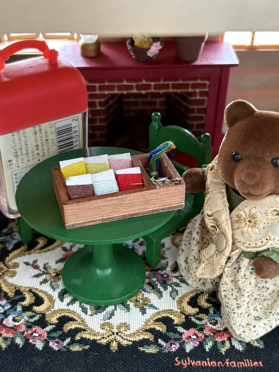 re__sylvanian's tweet photo. #シルバニア #���ニチュアコレクション

・セ-97-3 お針箱

ケース付きなので #森の小さなコレクション の物です

糸の色はランダムなようで同じケース付きのをもう一つ持っていますが配色が違います

コンプまで19/112種

エポック社様　
集めようにも資料が少ないです
網羅した図鑑をお願いします… https://t.co/8AbIS6sfI0