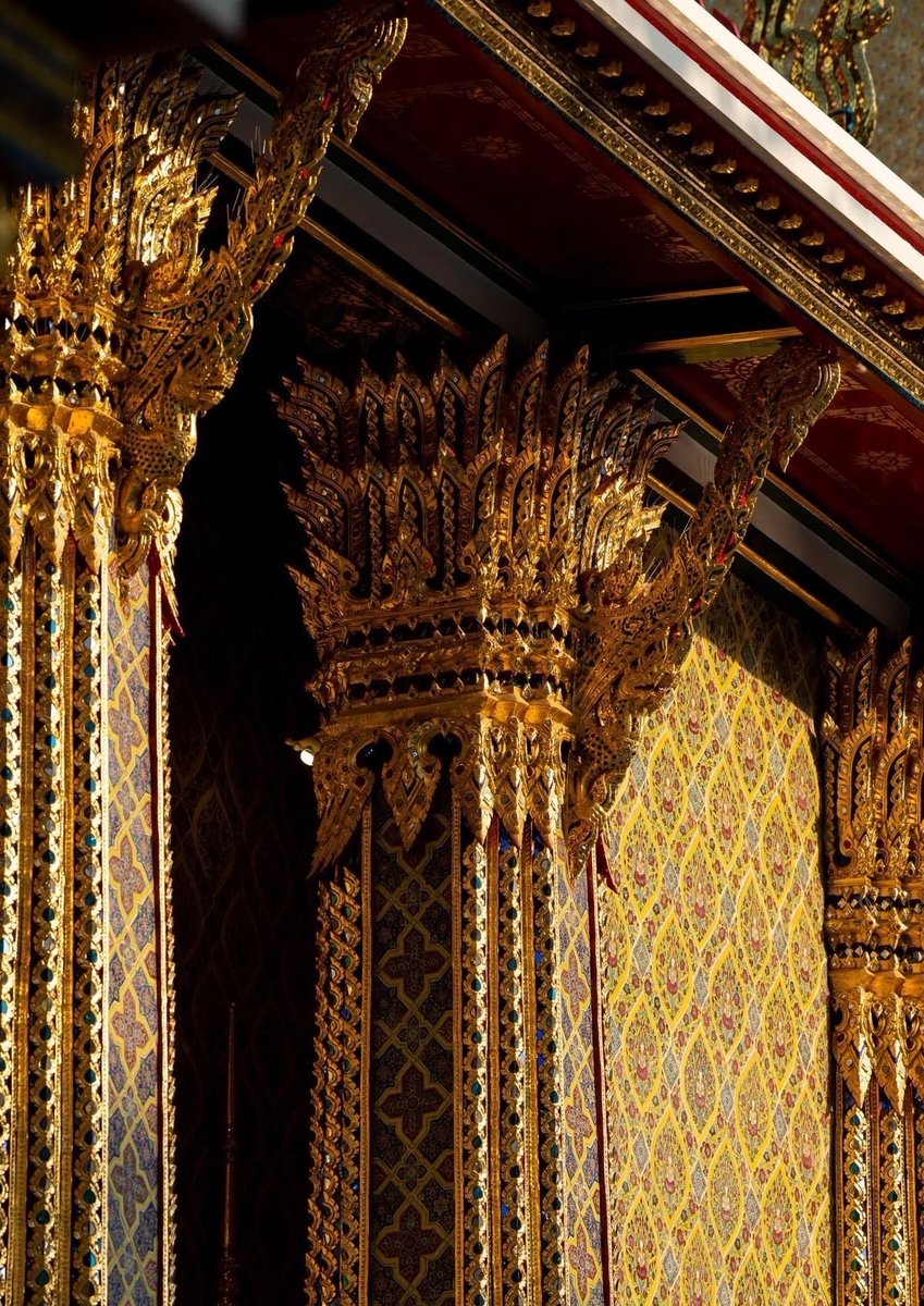 Erislynx's tweet photo. บัวหัวเสา  VS  Classical Orders

เมื่อศิลปะไทยสนทนากับโลกแห่ง กรีก–โรมัน

     แม้สถาปัตยกรรมไทยและสถาปัตยกรรมกรีก –โรมันจะถือกำเนิดขึ้นในต่างวัฒนธรรมจากคนละมุมโลก แต่กลับมีความคล้ายคลึงกันอย่างมากในส่วนของงานประดับเสาอาคารขนาดใหญ่ที่มีน้ำหนักมาก ที่ต่างก็ให้ความสำคัญกับ “บัวหัวเสา” ในฐานะจุดเปลี่ยนผ่านระหว่างเสากับคานเหนือศีรษะ ทั้งในด้านโครงสร้างและความงาม ทว่าปรัชญาการออกแบบกลับสะท้อนอัตลักษณ์ที่แตกต่างกันอย่างชัดเจน ใบอะแคนทัส และ กลีบของดอกบัว ถูกยิบยกขึ้นมาเป็นตัวแทนของความเข้มแข็ง แต่อ่อนน้อม พริ้วเบาแต่หนักแน่น

 ความเหมือนของทั้งสองศิลปะ คือการยกระดับหัวเสาให้เป็นมากกว่าชิ้นส่วนทางวิศวกรรม แต่เป็นสัญลักษณ์ของความสง่างามและฐานานุศักดิ์ของอาคาร ส่วนความแตกต่างอยู่ที่ กรีก–โรมันแสวงหาความงามผ่าน “ระเบียบและสัดส่วน” ขณะที่ไทยแสวงหาความงามผ่าน “รายละเอียดและจิตวิญญาณ” ฝ่ายหนึ่งใช้เส้นสายที่นิ่งและมั่นคง อีกฝ่ายใช้ลวดลายที่พลิ้วไหวและมีชีวิต 

#ERISLYNX