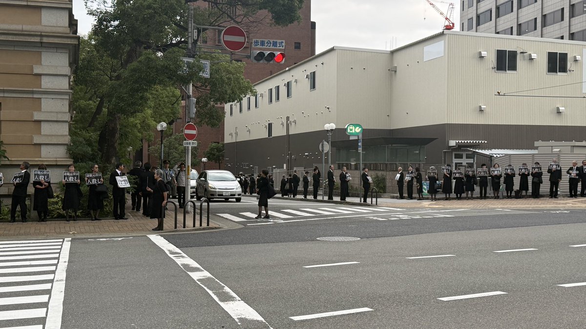 DonMatz1959's tweet photo. 7.7喪服スタンディング。
写真あまり撮れなかったが、集合時の写真など。
ここから県職員の帰宅経路沿いに元町駅に伸ばして行きました。 https://t.co/Ahe0Ofl8Su