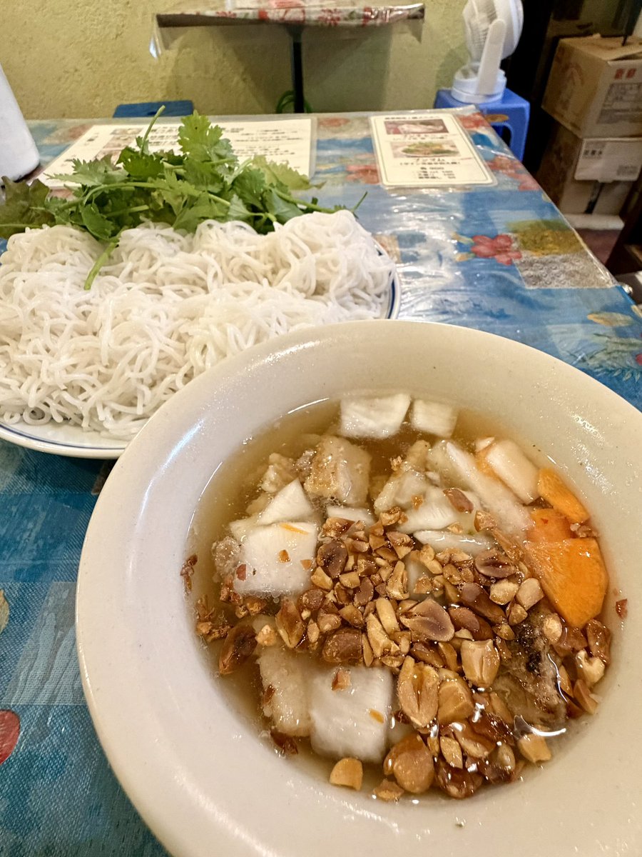 getderby's tweet photo. 【ベトナム屋 DZO！】

・ブンチャー（麺大盛、香草増し）

たまたま朝にストーリーズ見つけてランチに食べにきた。超ラッキー♪ そしてメチャ美味しい😋✨
お昼のレギュラーメニューはやや日本人向けの味付けかと思ってるけどこのブンチャーはハノイより美味いんじゃないか🤗

ごちそうさまでした♪ https://t.co/Hy20gSX4zD