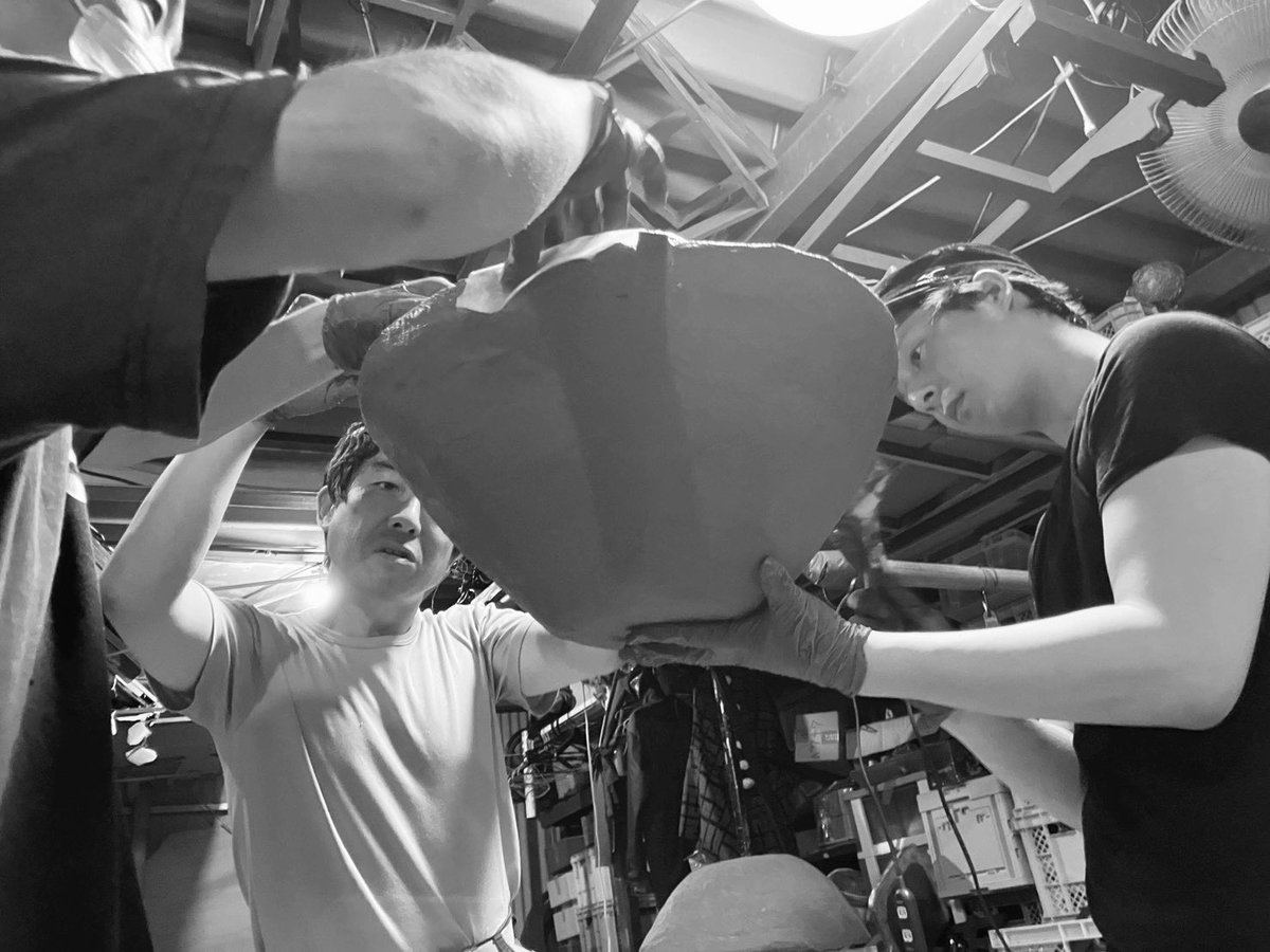 namuthunder763's tweet photo. 山﨑を仲間外れにして(?)
まるで何かの宗教のような様子のこれは、一体何を作っているのか？？

答えは『#こどもおもしろおばけ屋敷 』にある。
お楽しみに！ https://t.co/GHZUWjKTyG