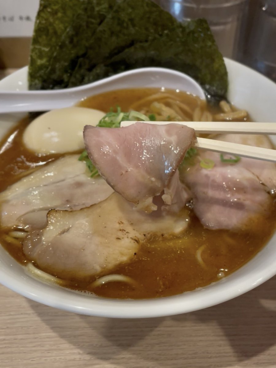 kaquikaqui's tweet photo. 中野坂上の燕三条系のラーメン〜
中華そば千波でランチ〜
特製焼きあご中華そば1150円〜
減塩中なので味薄めで注文〜
薄めだけどメチャ旨いスープだ〜
2種のチャーシューも美味しよ〜
さりげなく良店〜

#ラーメン #ラーメン好き #ramen #中華そば https://t.co/wwYL2qAgze