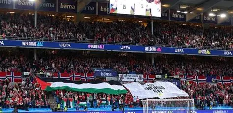 cafofoekpop's tweet photo. @endrickistaa torcida norueguesa levantando a bandeira da palestina na partida contra israel ❤️ https://t.co/ZqHQu0RqsQ