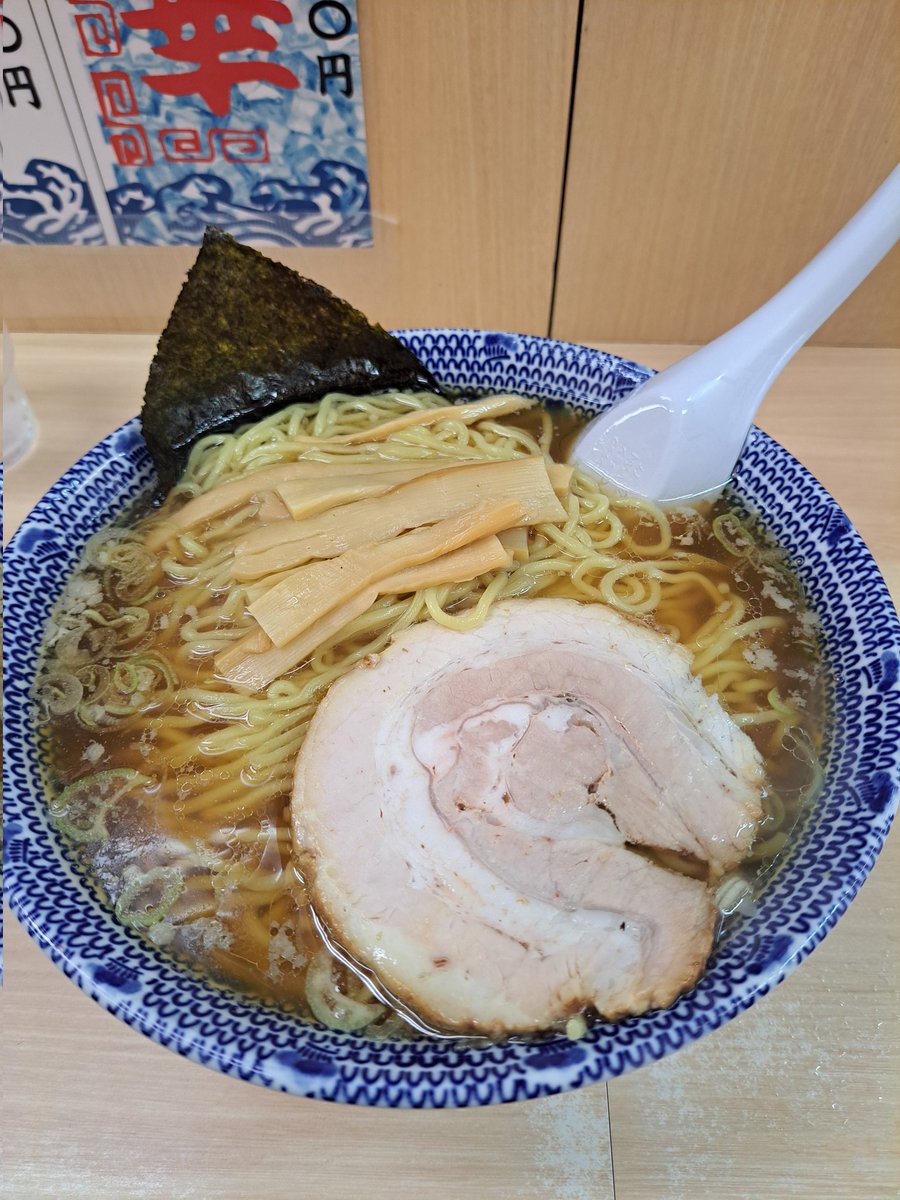 kazuzzzz's tweet photo. お昼ごはん🍜
🚚のブレーキ鳴きが酷いので日野に持って来て待ってる間に近くのラーメン屋さんで煮干し醤油🍜大盛りを頂きました　初めて入ったけど美味しかった🎶
朝大手倉庫降ろししたんだけど　荷降ろし３０分待ち四時間半😞　待たされた〜
最近ノラクロ使ってない倉庫さん　待たせすぎです https://t.co/ZInRd3H1QE