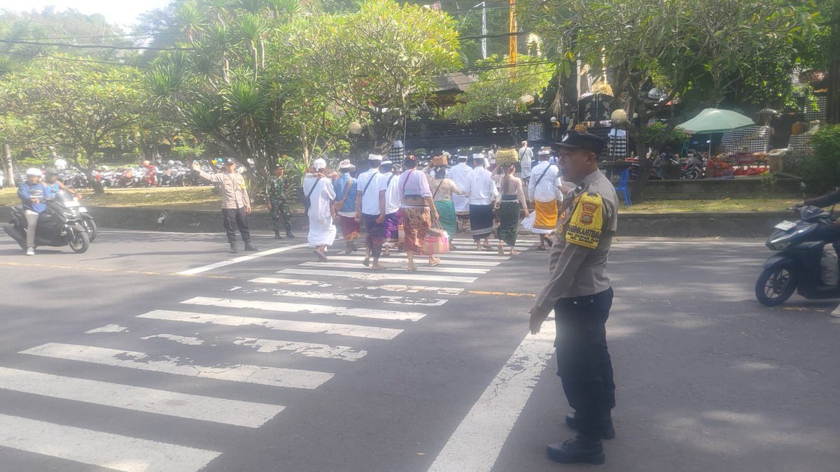 polsekdawanp's tweet photo. Polsek Dawan Pastikan Pengamanan Persembahyangan Padudusan Alit Berjalan Kondusif

Personel Polsek Dawan yang dipimpin langsung oleh Kapolsek Dawan AKP I Ketut Nariawan, S.H. melaksanakan pengamanan hari kedua rangkaian Upacara Padudusan Alit (Nganyarin) di Pura Sad Kahyangan https://t.co/oBHunqgg95
