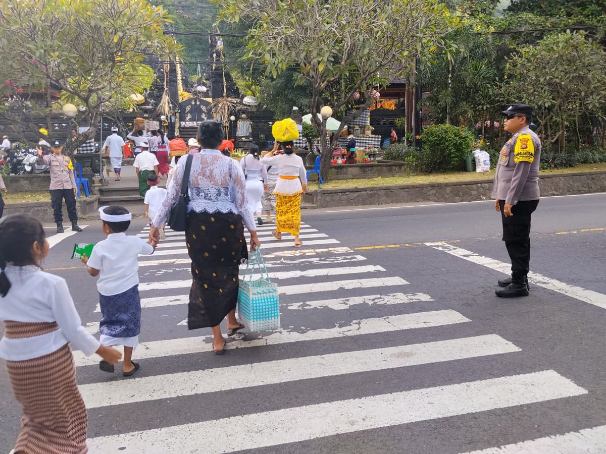 polsekdawanp's tweet photo. Polsek Dawan Pastikan Pengamanan Persembahyangan Padudusan Alit Berjalan Kondusif

Personel Polsek Dawan yang dipimpin langsung oleh Kapolsek Dawan AKP I Ketut Nariawan, S.H. melaksanakan pengamanan hari kedua rangkaian Upacara Padudusan Alit (Nganyarin) di Pura Sad Kahyangan https://t.co/oBHunqgg95