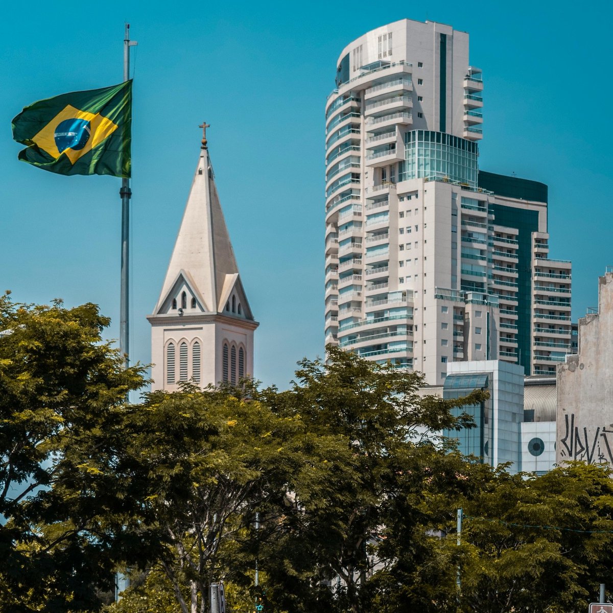 CoinMarketCap's tweet photo. LATEST: 💰 Tether is investing $20M in Mercado Bitcoin, a Brazil-based on-chain financial platform, to expand tokenization and payments across Latin America. https://t.co/Y3kUW8RTUD