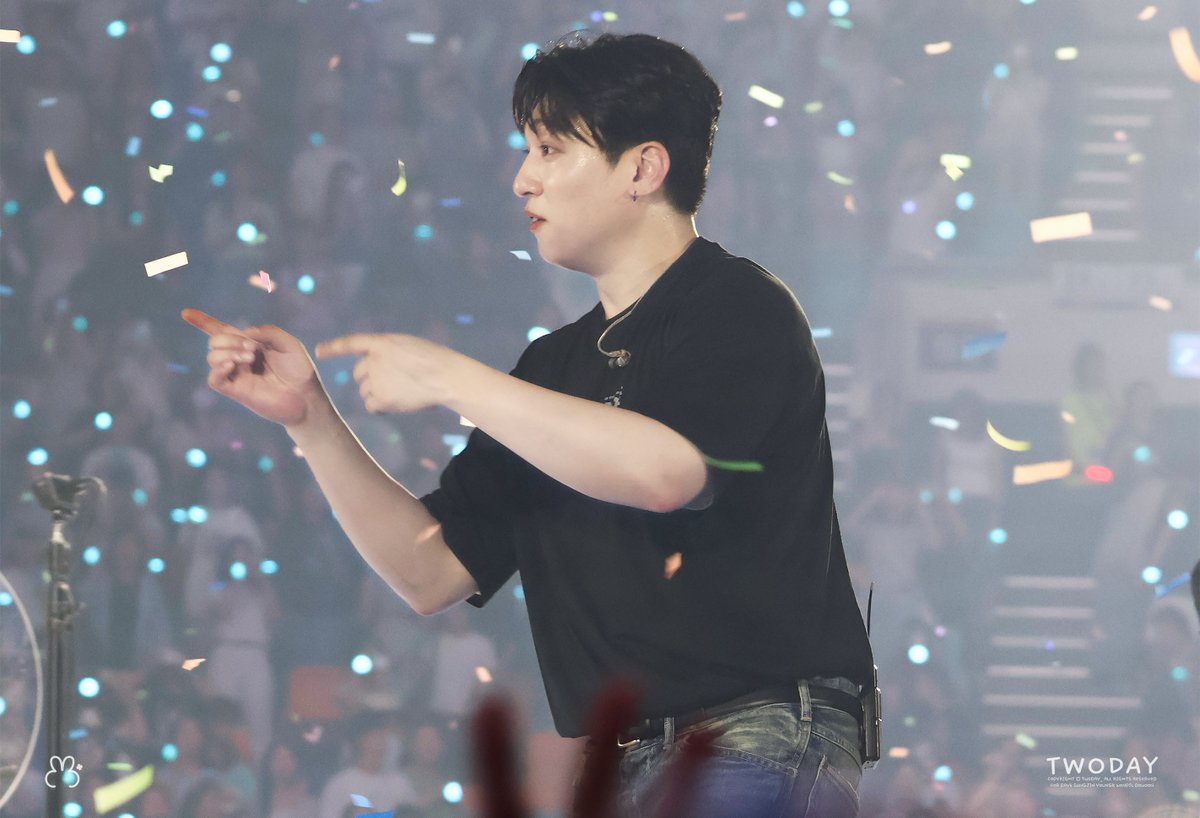 TwoDAY_Day6's tweet photo. 260704 The DECADE FINALE
這裡有隻迷路小熊
🐻：往這邊嗎？？？

#데이식스 #DAY6 #성진 #SUNGJIN https://t.co/yfweGOMN1f