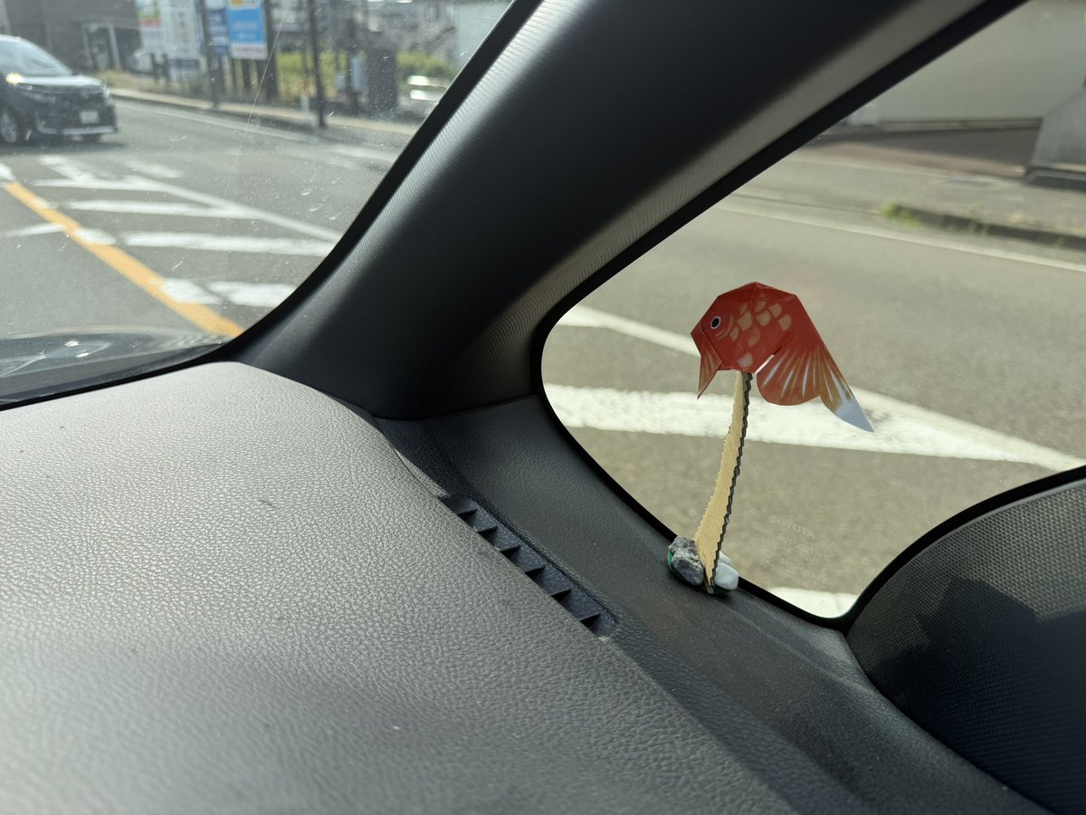 富山県射水市大島絵本館でいただいた金魚の置物は、クルマの運転席右手