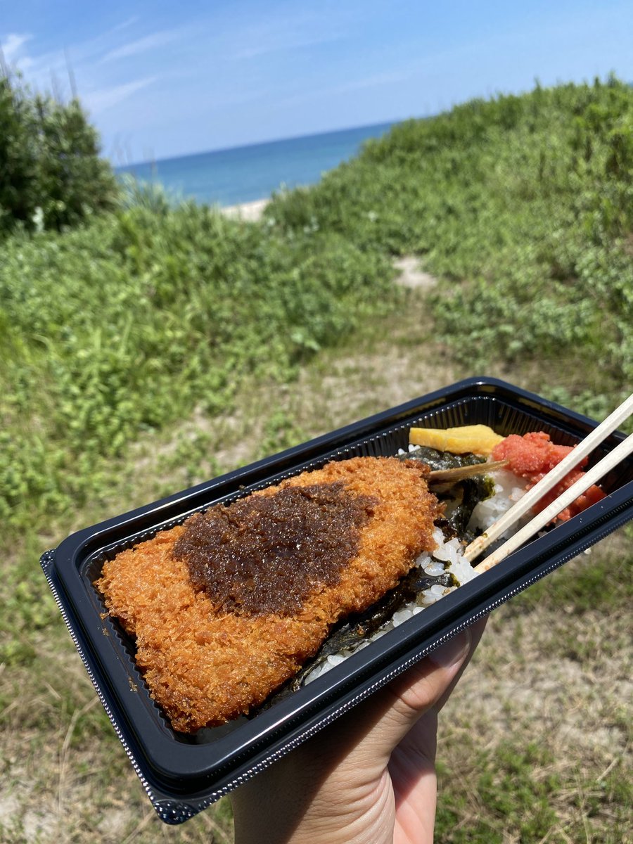 ShingoMatsui2's tweet photo. 仕事終わりの次の日。
超お得なアジフライ（鳥取産）弁当を食べながら海眺める。
天然岩牡蠣を気軽に食べれる環境って…。
田舎はプチ贅沢、プチリア充の宝庫やね。
#山陰トラウトフィッシングガイド
#釣旅
#釣りと旅の話 https://t.co/sUfuu8g4xg