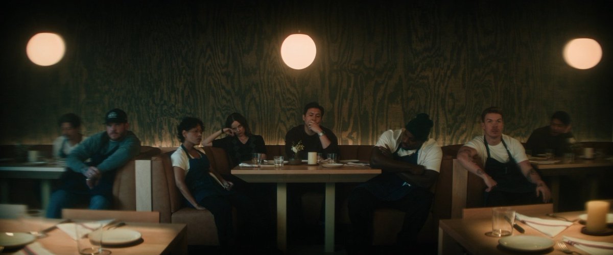 DohertyYs15's tweet photo. a última temporada de the bear pode não repetir o encanto do começo, mas é o que deveria ser: um fechamento. tudo é feito com a estima de enfim encerrar a jornada com o restaurante, o fim de uma era. pode demorar um tempo pra engrenar, mas quando chega lá não para mais https://t.co/mB001dKLmn