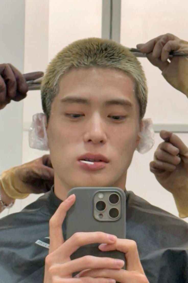 bambiilism's tweet photo. @miseleccionmx OTRO (😭😭😭😭) tipo de selfie de espejo: cuando te cortan el pelo PORQUE YA NINGUNO SE PONE TINTES LOCOS SE PERDIERON LOS VALORES 

Referencias:
1. Hanbin-zb1 
2. Jaehyun- nct127 https://t.co/YfZG5Qujsl