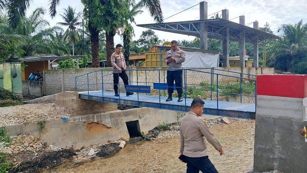 LambeSahamjja's tweet photo. jadi ceritanya hari ini ada peresmian 110 jembatan presisi merah putih hasil kerja polisi dan TNI 
di datangi oleh listiyo langsung tapi liat hasilnya 
lebih mewah acara peresmiannya daripada jembatan 
yang di bangun https://t.co/F6POzg6OAG