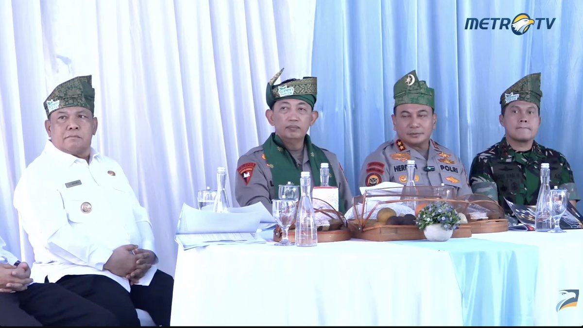 LambeSahamjja's tweet photo. jadi ceritanya hari ini ada peresmian 110 jembatan presisi merah putih hasil kerja polisi dan TNI 
di datangi oleh listiyo langsung tapi liat hasilnya 
lebih mewah acara peresmiannya daripada jembatan 
yang di bangun https://t.co/F6POzg6OAG