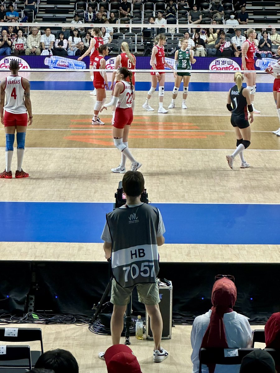 vb_tawagoto's tweet photo. エンド席前方の30番31番あたりはド正面にカメラマンいるからご注意を

エンド前方(11列目)までの方はこのカメラマンの頭がコートにかかります https://t.co/9Mgykq8Djn