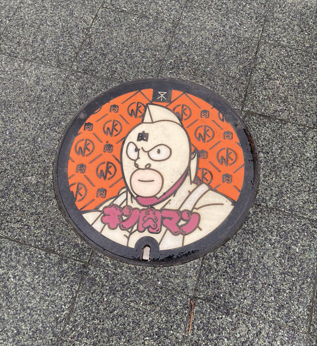 0e7531e893fb432's tweet photo. 大阪で見つけた可愛いマンホール。
うつむいて歩くのもいいもんだ🚶💨 https://t.co/LAL9I4kMaB