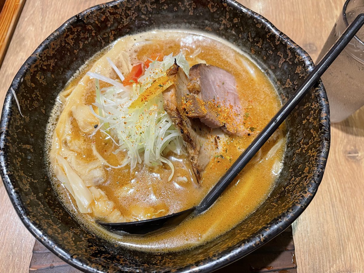 lionMFS's tweet photo. 本日は味噌に拘るラーメン屋にて「味噌ラーメン」です。

暑い日に、キンキンに冷えた店内であえて熱々の味噌ラーメンを食べるのって贅沢な感じ♪

お値段1,000円也 https://t.co/V74ABKHaTT