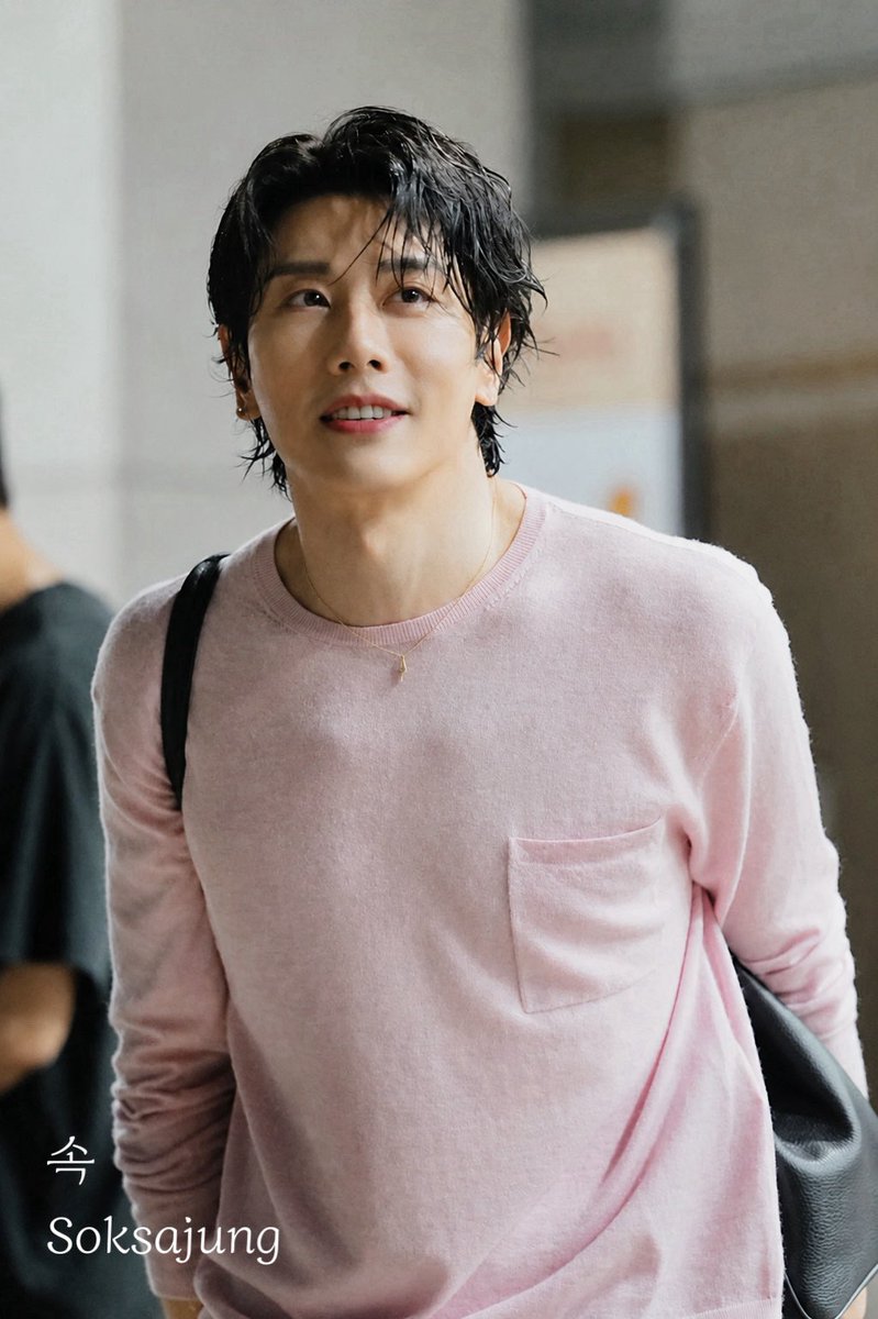 Soksajung's tweet photo. 260707 박효신 베토벤 퇴근길 - 가방 어부바

#박효신 #parkhyoshin #베토벤 #퇴근길 https://t.co/ijTUDKu7L0