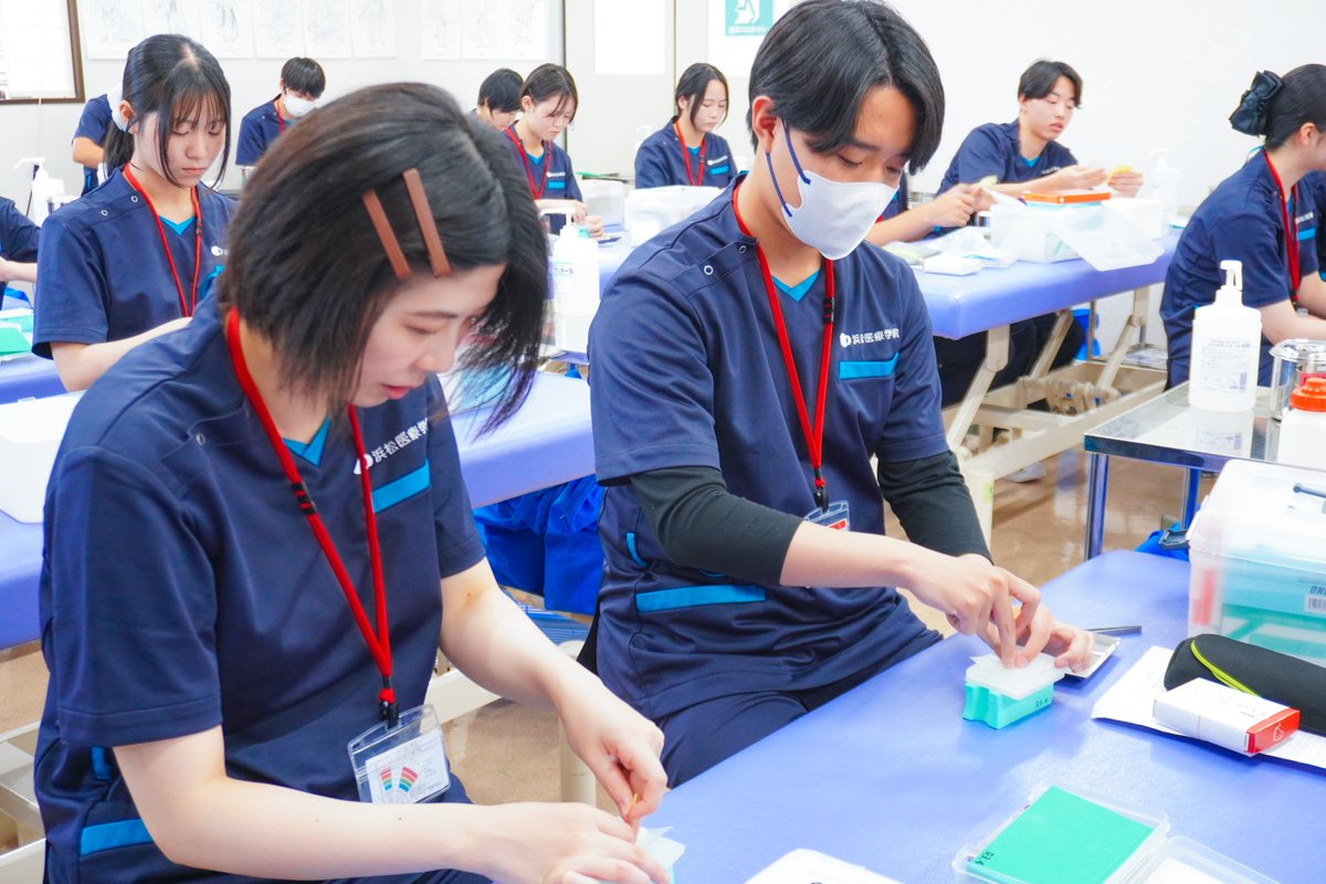hmc010's tweet photo. 本日は鍼灸学科1年生、はり・お灸の基礎技術の実技授業の様子をお伝えします💪🔥

鍼灸治療は身体の不調を改善し、健康維持に役立つ施術です。鍼灸治療で使用する鍼は注射針とは異なり、非常に細く、心地よい刺激で痛みが少ないことが特徴です。また、痛みや不調の緩和などの効果も期待されています✨ https://t.co/dDABdIEJjJ