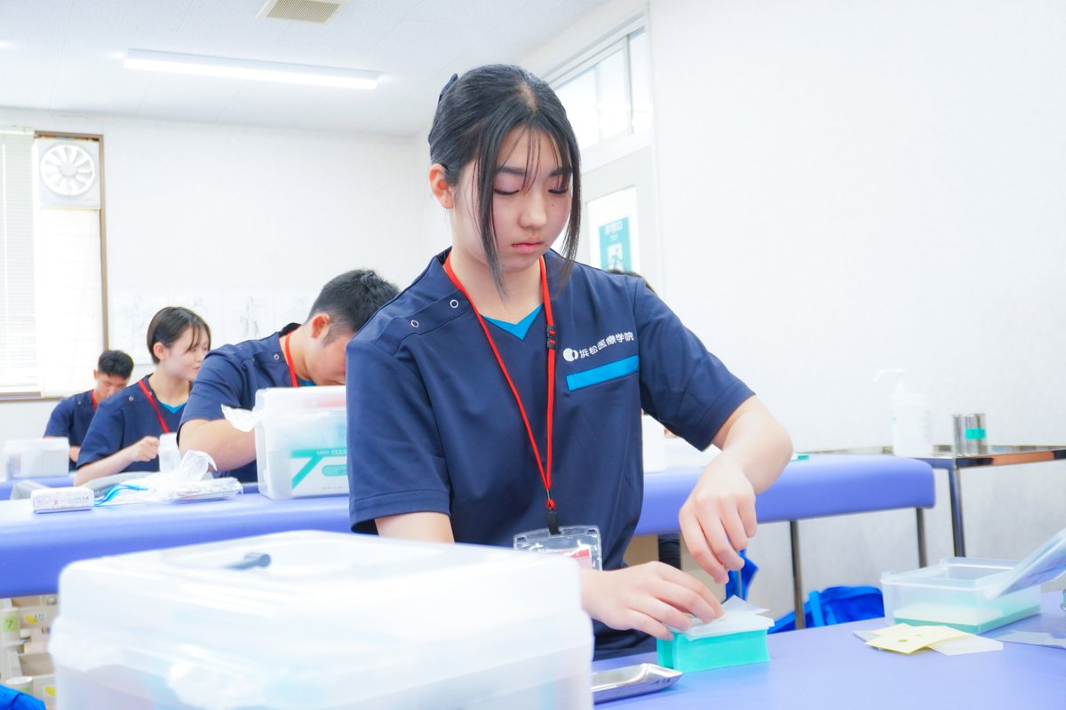 hmc010's tweet photo. 鍼灸学科1年生は、まず刺鍼の基礎を学びます。スポンジシートや皮膚に近い感触のゲル体ゴムシートを使用し、正確に刺入する練習を行っています🪡

細く長いはりは、繊細な操作が求められるため、刺鍼中は高い集中力が必要です。そのため、学生たちの真剣な表情がとても印象的でした。 https://t.co/o77WT3ATR5