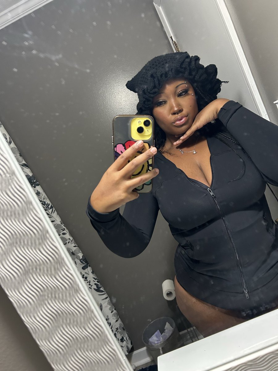 Hurlmeaty's tweet photo. Got high, got cute, put thum makeup on and then started body checking #edtwt https://t.co/mFYwbksMC3