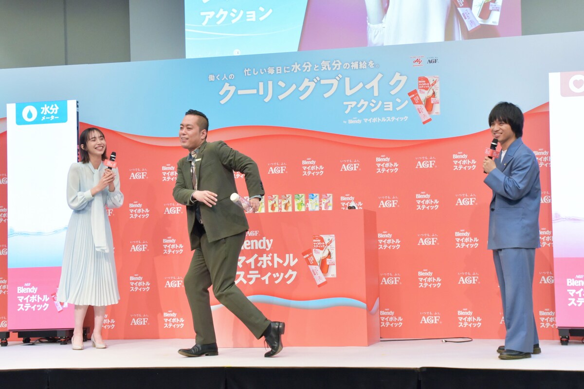 owarai_natalie's tweet photo. エバース町田、気分を上げるためにフリーダンス　あははと笑っていた佐々木も踊る（イベントレポート）
https://t.co/JyLy0hemjW https://t.co/oEJhSEJLxG