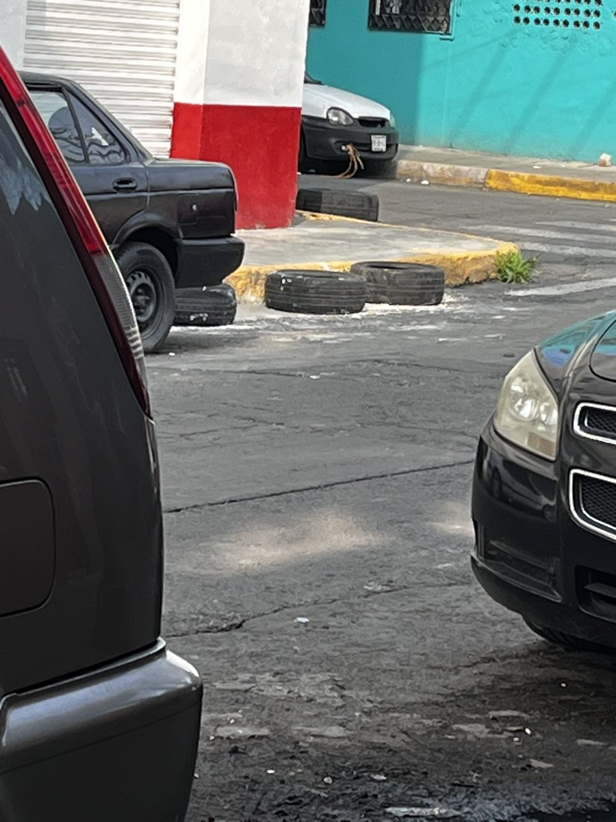 Derek074's tweet photo. @JusticiaCivica ustedes me pueden ayudar con la denuncia de calles obstruidas por objetos como piedras, llantas y botes? 
Si es así me gustaría que me ayuden y puedan quitar esos objetos que están obstruyendo la calle 
Granada esquina con Toltecas col Morelos C.P. 06200 https://t.co/IhEt7eVLJO