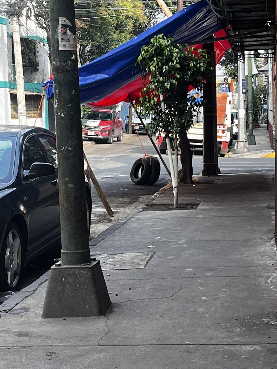 Derek074's tweet photo. @JusticiaCivica ustedes me pueden ayudar con la denuncia de calles obstruidas por objetos como piedras, llantas y botes? 
Si es así me gustaría que me ayuden y puedan quitar esos objetos que están obstruyendo la calle 
Granada esquina con Toltecas col Morelos C.P. 06200 https://t.co/IhEt7eVLJO