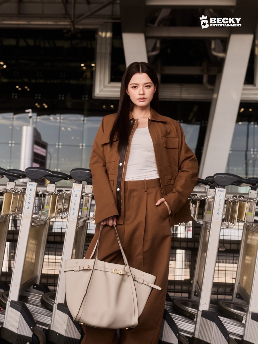 TrendForFB's tweet photo. เดินทางปลอดภัยนะคะเบคกี้  🫶

#TodsxBecky #TodsSingapore #Tods
#beckysangels #BeckyArmstrong
#BeckyEntertainment https://t.co/gV5326qeOh