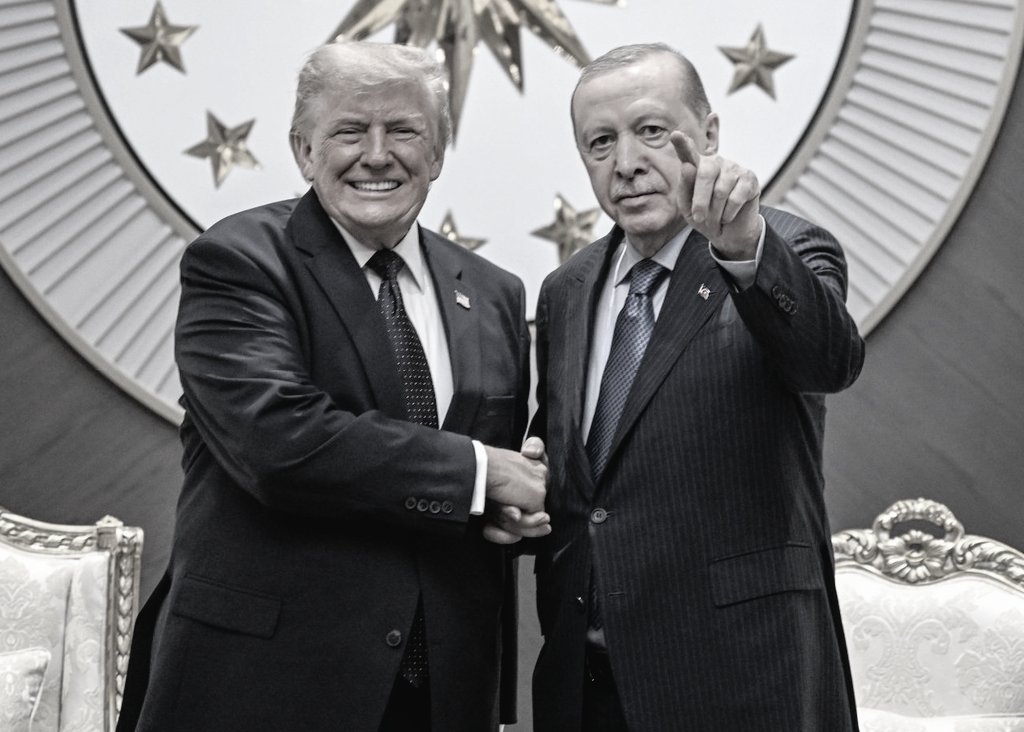 ay_bukee_'s tweet photo. Emekli maaşı             Dünyaya 
için 1 milyar                istikamet
dolar dilenirken   /   çizerken https://t.co/CLIYWIW9S7