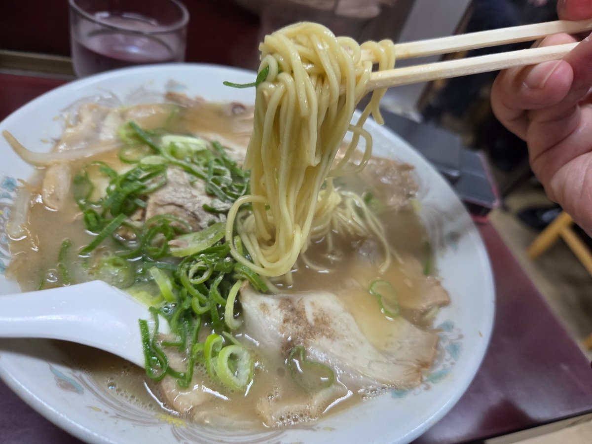 matsuikoji's tweet photo. 北山から丹波橋へと移動がスムーズだったので、大急ぎでお昼はD黒ラーメン。奇跡的に行列なく、美味い、安い、早いの三拍子✌ラーメン0.6Kチャーシューメン0.75Kチャーハン0.3K。絵に描いたような名店で高校生も何人か。 https://t.co/Wic20oJiKL
