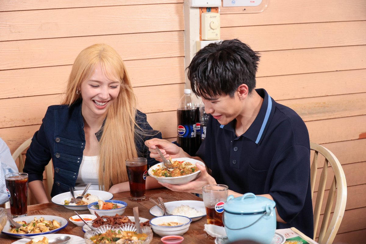 GMMTV's tweet photo. 🎉💙 3 เกลอ "จูเนียร์-บุ๊ค-แจน" ขอขอบคุณชาวแก๊งเพื่อนรัก “ฟอส ไซซี” ที่มากินแซ่บกันด้วยน้า บอกเลยว่ามื้อนี้แซ่บ เด็ด เผ็ดถึงใจมากๆ พลาดไม่ได้เลยสักเมนู 😋
 ใครยังไม่ได้ดู อย่าลืมมาดูกันน้าาาาาา ร้านต่อไปทั้ง 3 เกลอ จะพาไปไหนต้องรอติดตาม 🤟
รับชมรายการเต็ม: https://t.co/gim43graSs

#3เกลอชวนEATbyเป๊ปซี่มิตรชวนกินEP1

#เป๊ปซี่มิตรชวนกิน
#ชวนเมื่อไหร่ก็อร่อยเต็มที่เป๊ปซี่เลย
#GMMTV 
@kasibook @jnnrrs @Janhae @fforcejs @Ciize155cm