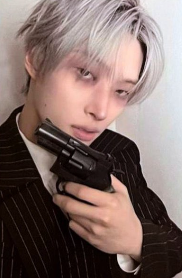 mingificacion's tweet photo. mingi esperando a yunho fuera de su habitacion para preguntarle que es eso de su ruptura y en que momento se supone que rompieron https://t.co/QuiMjIPHmx