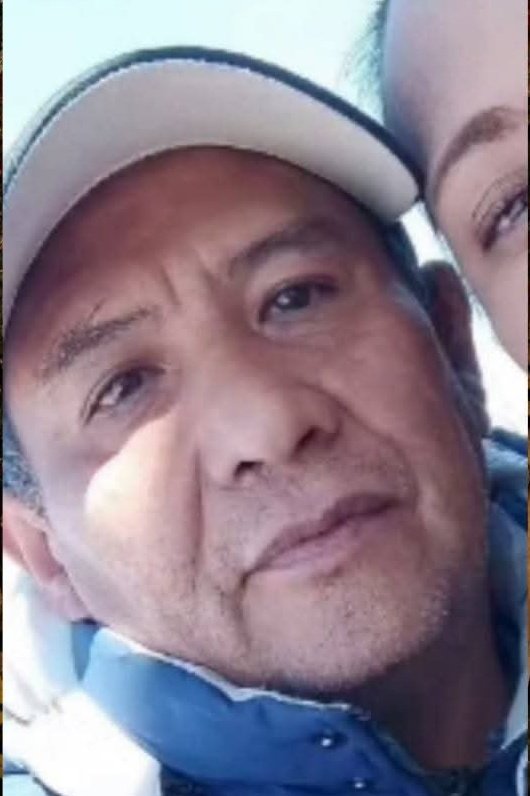 PandadelAmorXXI's tweet photo. Se hizo "viral" por pedir matrimonio el 15 de septiembre de 2025 previo al concierto de Grupo Duelo, ahora es buscado por presuntamente asesinar a su pareja.

Diana Lopez (41) fue ahorcada con una cadena en Saltillo. Deja 3 hijos de 12, 17 y 19 años que no eran de él.#PandaNews https://t.co/0URs97FpKm